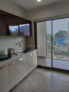Kitchen Image of 1000 Sq.ft 2 BHK Apartment / Flat for rent in Emerald Kingsvilla, Pipliyahana Indore for Rs. 28000