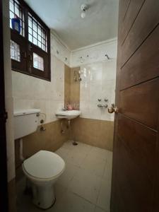 Bathroom Image of 1800 Sq.ft 3 BHK Apartment / Flat for rent in Vikram Nagar Apartment, Sector 12 Dwarka New Delhi for Rs. 55000