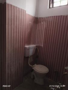 Bathroom Image of 900 Sq.ft 2 BHK Apartment / Flat for rent in Charbagh Lucknow for Rs. 15000