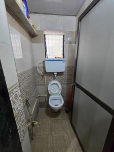 Bathroom Image of 500 Sq.ft 1 BHK Apartment / Flat for rent in Kandivali East Mumbai for Rs. 35000