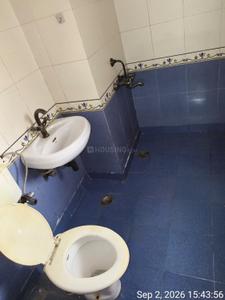 Bathroom Image of 1300 Sq.ft 3 BHK Apartment / Flat for rent in Patparganj New Delhi for Rs. 50000