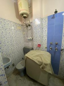 Bathroom Image of 900 Sq.ft 2 BHK Builder Floor for rent in Subhash Nagar New Delhi for Rs. 28000