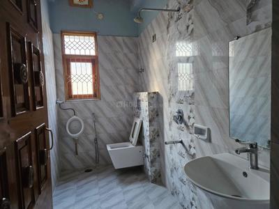 Bathroom Image of 1400 Sq.ft 4 BHK Apartment / Flat for rent in Rukanpura Patna for Rs. 40000