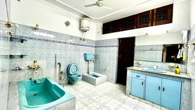 Bathroom Image of 3000 Sq.ft 4 BHK Villa for rent in Dalanwala Dehradun for Rs. 95000
