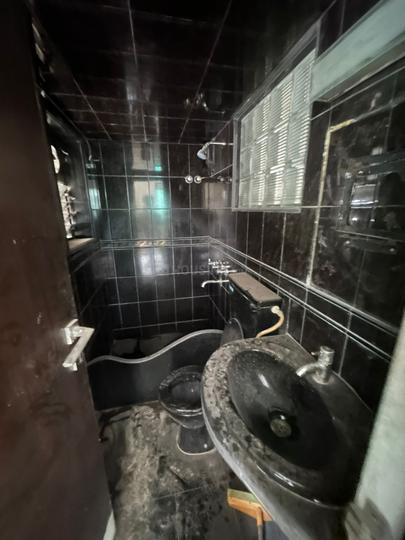 ON A CALL Bathroom 1