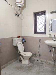 Common Bathroom Image of 450 Sq.ft 1 BHK Builder Floor for rent in Shalimar Bagh New Delhi for Rs. 16000