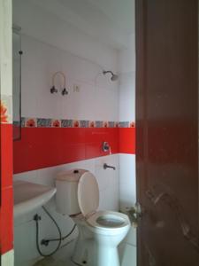 Common Bathroom Image of 2474 Sq.ft 4 BHK Apartment / Flat for sale in Amrapali Platinum, Sector 119 Noida for Rs. 21500000