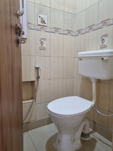 Common Bathroom Two Image of 1000 Sq.ft 2 BHK Apartment / Flat for rent in Janakpuri New Delhi for Rs. 37000