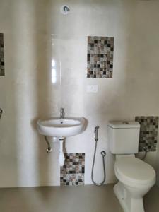 Common Bathroom Image of 560 Sq.ft 2 BHK Apartment / Flat for rent in Mahindra Happinest Kalyan, Bhiwandi Thane for Rs. 15400