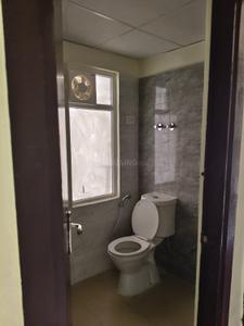 Bathroom Image of 900 Sq.ft 2 BHK Apartment / Flat for rent in Noida Extension Greater Noida for Rs. 18000