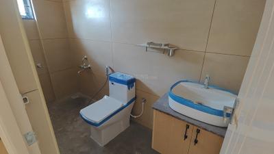 Bathroom Image of 650 Sq.ft 1 BHK Apartment / Flat for rent in Thanisandra Bengaluru for Rs. 20000