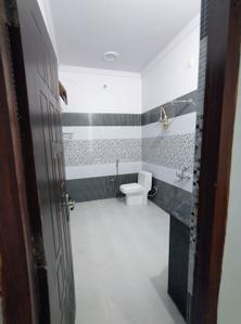 Bathroom Image of 1000 Sq.ft 2 BHK Builder Floor for rent in Sharda Nagar Lucknow for Rs. 12000