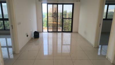 Living Room Image of 918 Sq.ft 2 BHK Apartment / Flat for sale in Amanora Gold Towers, Hadapsar Pune for Rs. 11000000