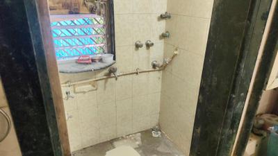 Bathroom Image of 575 Sq.ft 1 BHK Apartment / Flat for rent in Dahisar West Mumbai for Rs. 30000