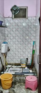 Bathroom Image of 1000 Sq.ft 2 BHK Builder Floor for rent in Laxmi Nagar New Delhi for Rs. 22000