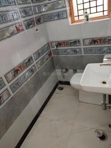 Bathroom Image of 900 Sq.ft 2 BHK Builder Floor for rent in Janakpuri New Delhi for Rs. 30000