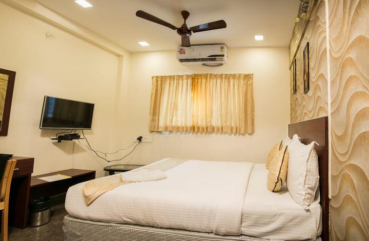 Daffodils nest Bedroom 1