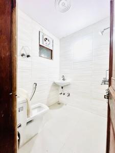 Bathroom Image of 900 Sq.ft 3 BHK Builder Floor for rent in Uttam Nagar New Delhi for Rs. 18500