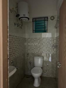Bathroom Image of 550 Sq.ft 1 BHK Builder Floor for rent in Whitefield Bengaluru for Rs. 19000