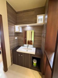 Bathroom Image of 1300 Sq.ft 3 BHK Apartment / Flat for sale in ABAD West Wood, Chullickal Kochi for Rs. 13000000
