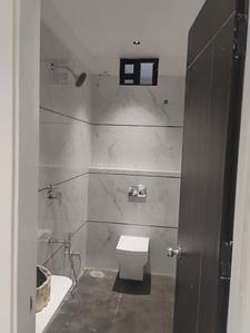 Bathroom Image of 900 Sq.ft 3 BHK Apartment / Flat for rent in Tejpur Gadbadi Indore for Rs. 25000
