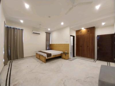 Bedroom Image of 3500 Sq.ft 4 BHK Builder Floor for rent in Sector 104 Noida for Rs. 100000
