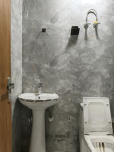 Sam Florance 2 Attached Bathroom with Bedroom One 3