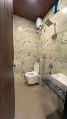 Bathroom Image of 450 Sq.ft 1 BHK Builder Floor for rent in Nipania Indore for Rs. 16000