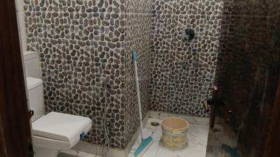 Bathroom Image of 1100 Sq.ft 3 BHK Apartment / Flat for rent in Dwarka Mor New Delhi for Rs. 25000