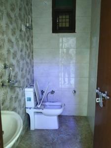 Common Bathroom Image of 1300 Sq.ft 3 BHK Apartment / Flat for sale in Yadu Apartments, Shalimar Garden Ghaziabad for Rs. 8500000