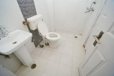 Bathroom Image of 1950 Sq.ft 3 BHK Apartment / Flat for sale in Uninav Bliss, Raj Nagar Extension Ghaziabad for Rs. 28000000