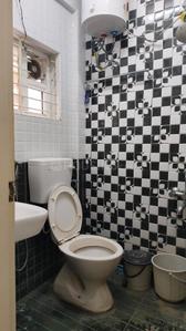 Bathroom Image of 500 Sq.ft 1 BHK Apartment / Flat for rent in Halasuru Bengaluru for Rs. 17000