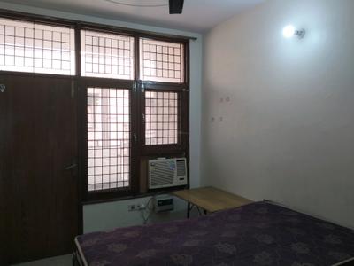 Bedroom Image of 750 Sq.ft 2 BHK Builder Floor for rent in Shalimar Bagh New Delhi for Rs. 23000