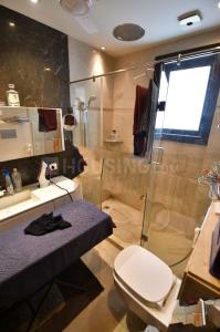 Bathroom Image of 4500 Sq.ft 4 BHK Apartment / Flat for sale in Maharani Bagh New Delhi for Rs. 152500000
