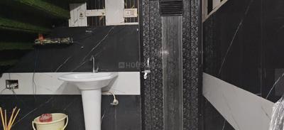 Bathroom Image of 525 Sq.ft 2 BHK Duplex for rent in Saadatganj Lucknow for Rs. 12000