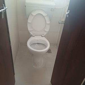 Bathroom Image of 900 Sq.ft 1 BHK Apartment / Flat for rent in Aundh Pune for Rs. 22000