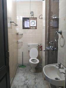 Common Bathroom Image of 450 Sq.ft 1 BHK Builder Floor for rent in Shalimar Bagh New Delhi for Rs. 16500