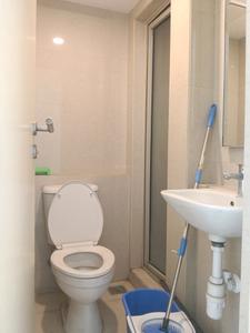 Common Bathroom One Image of 550 Sq.ft 1 BHK Apartment / Flat for rent in Rosa Royale, Hiranandani Estate Thane for Rs. 27000