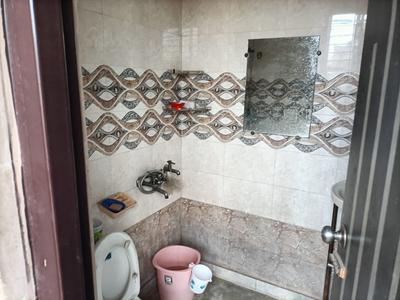 Bathroom Image of 850 Sq.ft 2 BHK Builder Floor for rent in Preet Vihar New Delhi for Rs. 16000