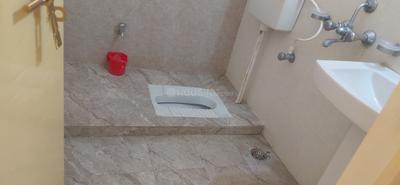 Bathroom Image of 1050 Sq.ft 2 BHK Apartment / Flat for rent in Sushant Golf City Lucknow for Rs. 15000