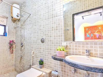 Bathroom Image of 1200 Sq.ft 2 BHK Apartment / Flat for rent in Marna Siolim Goa for Rs. 70000