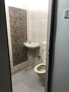Bathroom Image of 550 Sq.ft 2 BHK Builder Floor for rent in Hastsal New Delhi for Rs. 9500