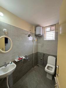 Bathroom Image of 350 Sq.ft 1 RK Apartment / Flat for rent in Domlur Layout Bengaluru for Rs. 28000