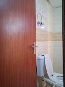 Common Bathroom Image of 1295 Sq.ft 3 BHK Apartment / Flat for sale in Supertech Ecociti, Sector 137 Noida for Rs. 12500000