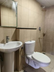 Common Bathroom Image of 980 Sq.ft 2 BHK Apartment / Flat for rent in Prestige Jindal City, Anchepalya Bengaluru for Rs. 34000