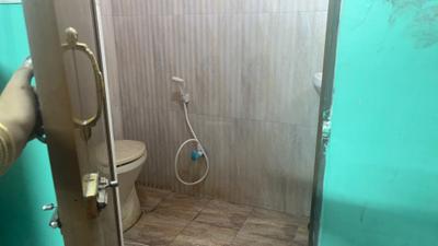 Bathroom Image of 780 Sq.ft 2 BHK Apartment / Flat for sale in Topsia Kolkata for Rs. 3500000