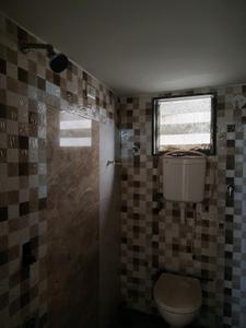 Common Bathroom Image of 530 Sq.ft 1 BHK Apartment / Flat for rent in Raunak Heights, Kasarvadavali Thane for Rs. 16999