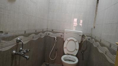 Bathroom Image of 600 Sq.ft 1 BHK Apartment / Flat for rent in Kaggadasapura Bengaluru for Rs. 20000