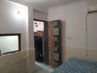 Bedroom Image of 950 Sq.ft 2 BHK Builder Floor for rent in Shakarpur Khas New Delhi for Rs. 28000