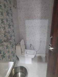 Bathroom Image of 500 Sq.ft 1 BHK Builder Floor for rent in Preet Vihar New Delhi for Rs. 12000